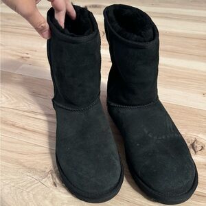 Women’s UGG classic short size size 8
